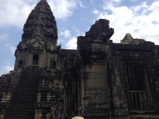 angkor-wat-2nd-level-apsara-statues